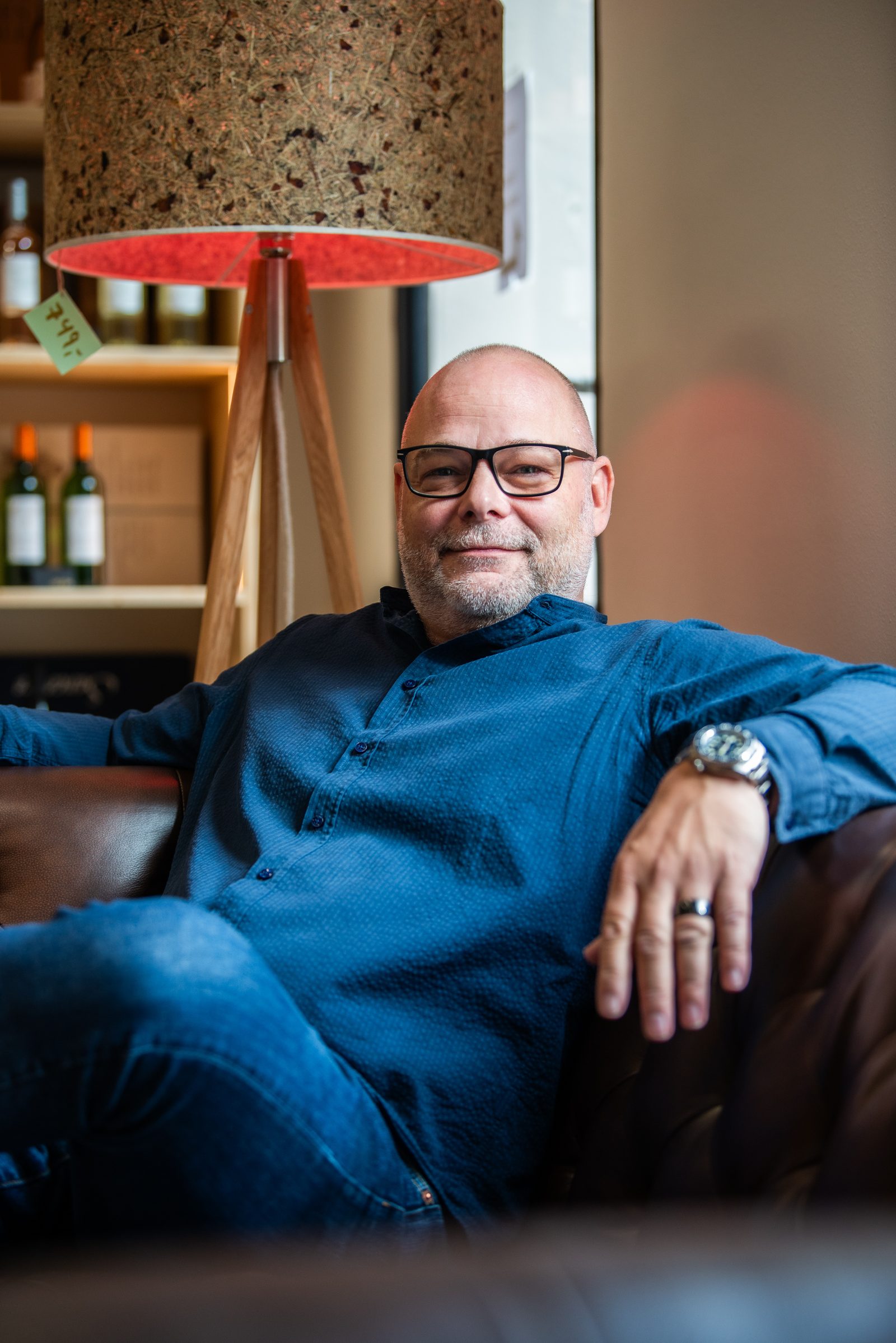 Sascha Klöckner, entspannt sitzend im SoulTool Store